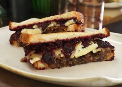 Sandwich Brie Con Cebolla Y Frutos Rojos